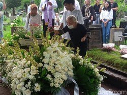 Video: Pemakaman Joshua Pandelaki Berlangsung Khidmat