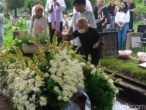 Tangisan Keluarga Iringi Pemakaman Joshua Pandelaki
