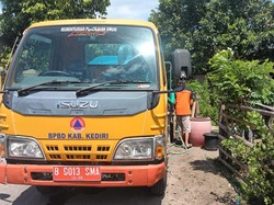 Krisis Air Bersih, BPBD Kediri Lakukan Droping Air Bersih di Desa Sepawon