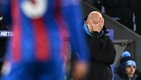 Ini adalah salah satu ekspresi Pep ketika Man City diimbangi Crystal Palace. Foto: REUTERS/Dylan Martinez