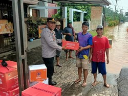Polisi Salurkan Bantuan untuk Korban Banjir Kota Pasuruan