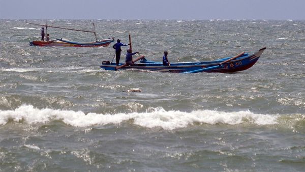 Potret Nelayan Melaut di Tengah Peringatan Dini Gelombang Tinggi di Bali