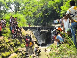 Bocah 10 Tahun Hilang Saat Bermain di Sungai Kalilunyu Cirebon