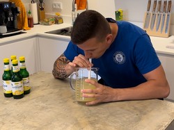 Gokil! Pria Ini Raih Rekor Dunia Minum Jus Jeruk Lemon dan Jeruk Nipis