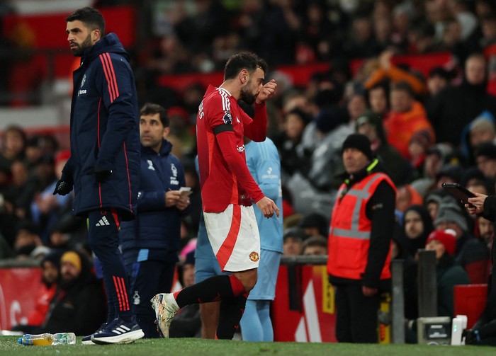 Soccer Football - Premier League - Manchester United v Nottingham Forest - Old Trafford, Manchester, Britain - December 7, 2024 Manchester Uniteds Bruno Fernandes walks off the pitch after being substituted Action Images via Reuters/Lee Smith EDITORIAL USE ONLY. NO USE WITH UNAUTHORIZED AUDIO, VIDEO, DATA, FIXTURE LISTS, CLUB/LEAGUE LOGOS OR LIVE SERVICES. ONLINE IN-MATCH USE LIMITED TO 120 IMAGES, NO VIDEO EMULATION. NO USE IN BETTING, GAMES OR SINGLE CLUB/LEAGUE/PLAYER PUBLICATIONS. PLEASE CONTACT YOUR ACCOUNT REPRESENTATIVE FOR FURTHER DETAILS..