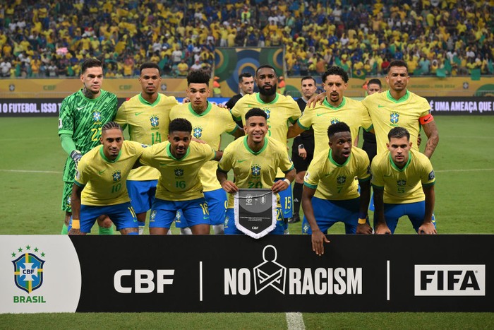 SALVADOR, BRAZIL - NOVEMBER 19: Players of Brazil pose for a team photo prior the South American FIFA World Cup 2026 Qualifier match between Brazil and Uruguay at Arena Fonte Nova on November 19, 2024 in Salvador, Brazil. (Photo by Pedro Vilela/Getty