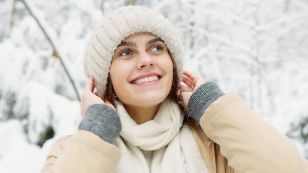 Topi beanie aksesoris yang wajib dibawa liburan musim dingin