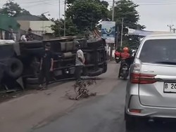 Dua Truk Adu Banteng hingga Terperosok ke Parit di Cileungsi Bogor