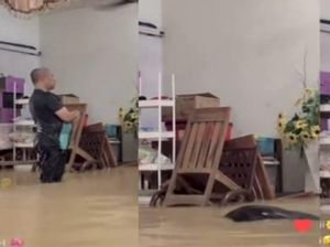 Viral Pria Salat di Tengah Banjir, Bagaimana dalam Pandangan Islam?