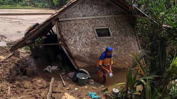 Banjir Surut, Warga Sukabumi Bersih-bersih Perabotan Rumah