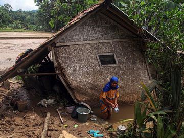 Banjir Surut, Warga Sukabumi Bersih-bersih Perabotan Rumah