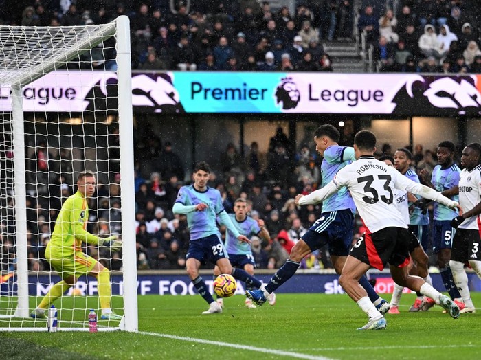 LONDON, ENGLAND - DECEMBER 08: William Saliba of Arsenal scores his team's first goal past Bernd Leno of Fulham during the Premier League match between Fulham FC and Arsenal FC at Craven Cottage on December 08, 2024 in London, England. (Photo by David Price/Arsenal FC via Getty Images)