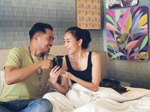 Kompaknya Yama Carlos dan Carina Ivola saat Kulineran Bersama Kompaknya Yama Carlos dan Carina Ivola saat Kulineran Bersama