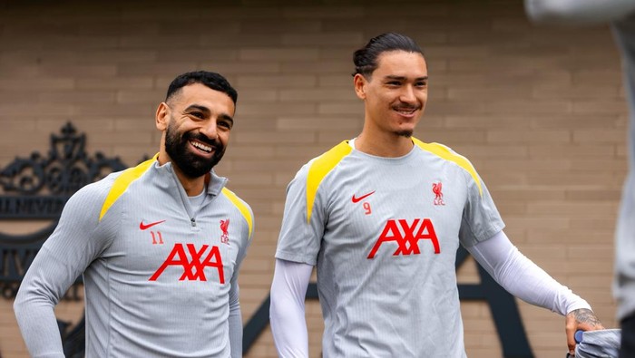 LIVERPOOL, ENGLAND - NOVEMBER 04: (THE SUN OUT, THE SUN ON SUNDAY OUT) Darwin Núñez and Mohamed Salah of Liverpool during the UEFA Champions League 2024/25 League Phase MD4 training and press conference at AXA Training Centre on November 04, 2024 in Liverpool, England. (Photo by Nikki Dyer - LFC/Liverpool FC via Getty Images)