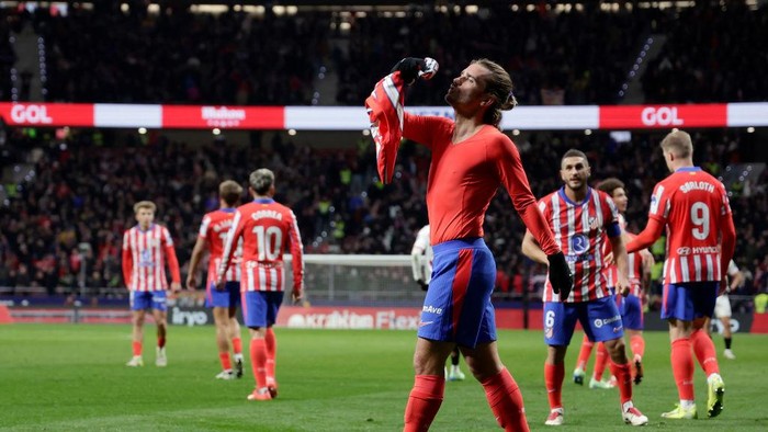 MADRID, SPAIN - DECEMBER 8: Antoine Griezmann of Atletico Madrid celebrates 4-3 during the LaLiga EA Sports  match between Atletico Madrid v Sevilla at the Estadio Civitas Metropolitano on December 8, 2024 in Madrid Spain (Photo by Maria Gracia Jimenez/Soccrates/Getty Images)