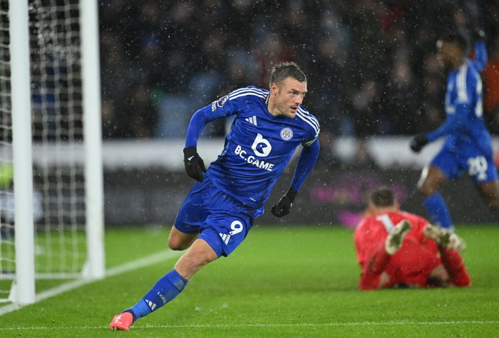 LEICESTER, ENGLAND - DECEMBER 08: Jamie Vardy of Leicester City celebrates scoring his teams first goal during the Premier League match between Leicester City FC and Brighton & Hove Albion FC at The King Power Stadium on December 08, 2024 in Leicester, England. (Photo by Michael Regan/Getty Images)