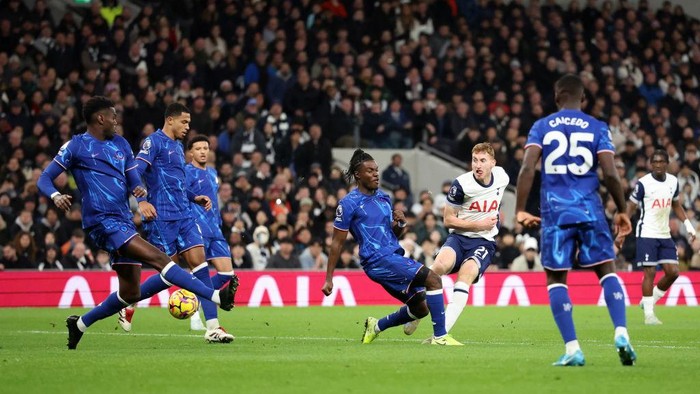 LONDON, ENGLAND - DECEMBER 08: Dejan Kulusevski of Tottenham Hotspur scores a goal to make it 2-0 during the Premier League match between Tottenham Hotspur FC and Chelsea FC at Tottenham Hotspur Stadium on December 08, 2024 in London, England. (Photo by Catherine Ivill - AMA/Getty Images)