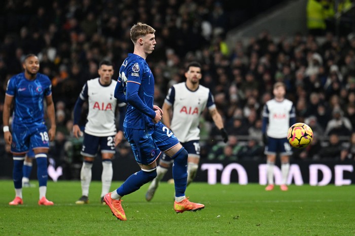 LONDON, ENGLAND - DECEMBER 08: Cole Palmer of Chelsea scores his teams fourth goal from the penalty spot during the Premier League match between Tottenham Hotspur FC and Chelsea FC at Tottenham Hotspur Stadium on December 08, 2024 in London, England. (Photo by Darren Walsh/Chelsea FC via Getty Images)