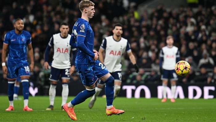LONDON, ENGLAND - DECEMBER 08: Cole Palmer of Chelsea scores his team's fourth goal from the penalty spot during the Premier League match between Tottenham Hotspur FC and Chelsea FC at Tottenham Hotspur Stadium on December 08, 2024 in London, England. (Photo by Darren Walsh/Chelsea FC via Getty Images)