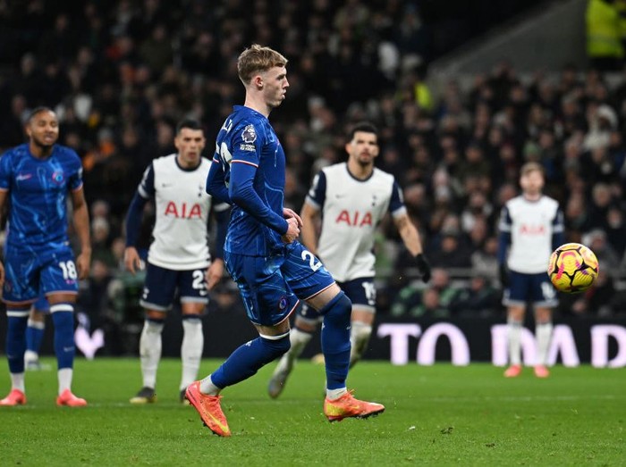 LONDON, ENGLAND - DECEMBER 08: Cole Palmer of Chelsea scores his team's fourth goal from the penalty spot during the Premier League match between Tottenham Hotspur FC and Chelsea FC at Tottenham Hotspur Stadium on December 08, 2024 in London, England. (Photo by Darren Walsh/Chelsea FC via Getty Images)
