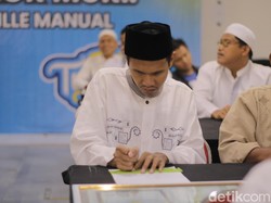 Tunanetra di Surabaya Pecahkan Rekor MURI Tulis 1.000 Al-Fatihah Braille