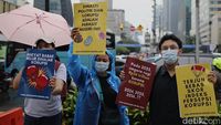 Diguyur Gerimis, Aktivis Antikorupsi Demo di Perempatan Sarinah