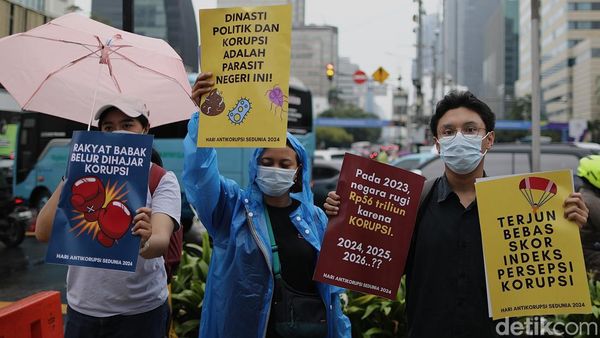 Diguyur Gerimis, Aktivis Antikorupsi Demo di Perempatan Sarinah