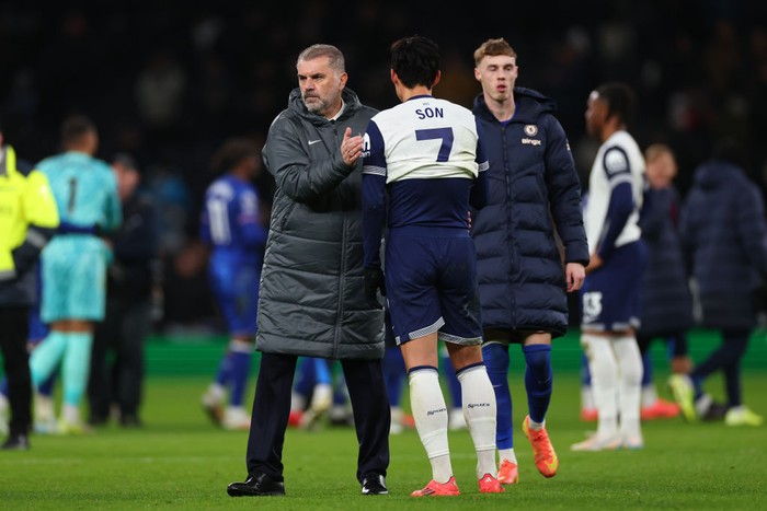 Ange Postecoglou LONDON, ENGLAND - DECEMBER 08: Ange Postecoglou manager / head coach of Tottenham Hotspur with a dejected Son Heung-Min after the Premier League match between Tottenham Hotspur FC and Chelsea FC at Tottenham Hotspur Stadium on December 08, 2024 in London, England. (Photo by Marc Atkins/Getty Images)