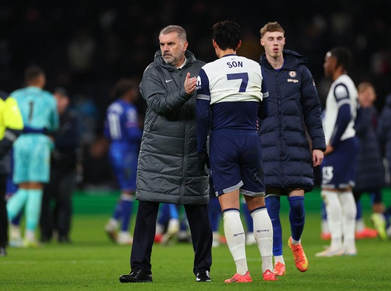 LONDON, ENGLAND - DECEMBER 08: Ange Postecoglou manager / head coach of Tottenham Hotspur with a dejected Son Heung-Min after the Premier League match between Tottenham Hotspur FC and Chelsea FC at Tottenham Hotspur Stadium on December 08, 2024 in London, England. (Photo by Marc Atkins/Getty Images)