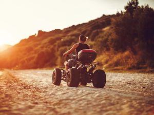 Tragis, Turis Tewas Tergilas Kendaraan Saat Berjemur di Pantai