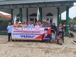 Legislator Gerindra Beri Bantuan Makanan-Obat ke Korban Bencana di Sukabumi