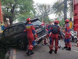 Mobil Terperosok ke Parit, Lalin Jalan Tipar Cakung Jakut Sempat Macet