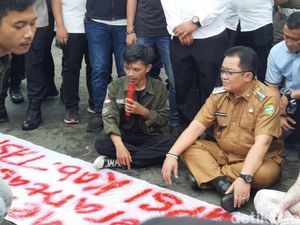 Hujan-hujanan, Bupati Tasik Dialog Bareng Pendemo di Hari Antikorupsi Hujan-hujanan, Bupati Tasik Dialog Bareng Pendemo di Hari Antikorupsi