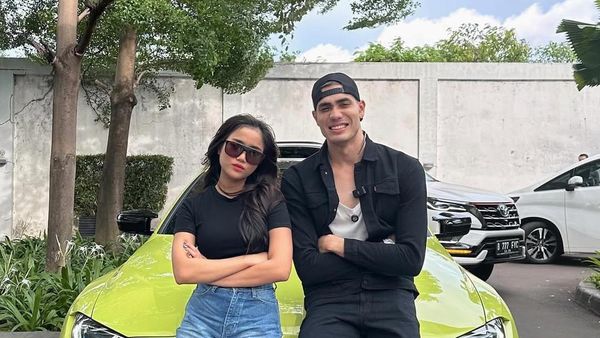 Potret Kedekatan Fuji dengan Aisar Khaledd