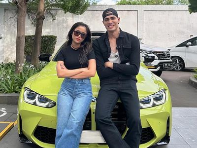 Potret Kedekatan Fuji dengan Aisar Khaledd