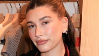 5 Potret Hailey Bieber Kembali Eksis Setelah Melahirkan, Demi Gigi Hadid