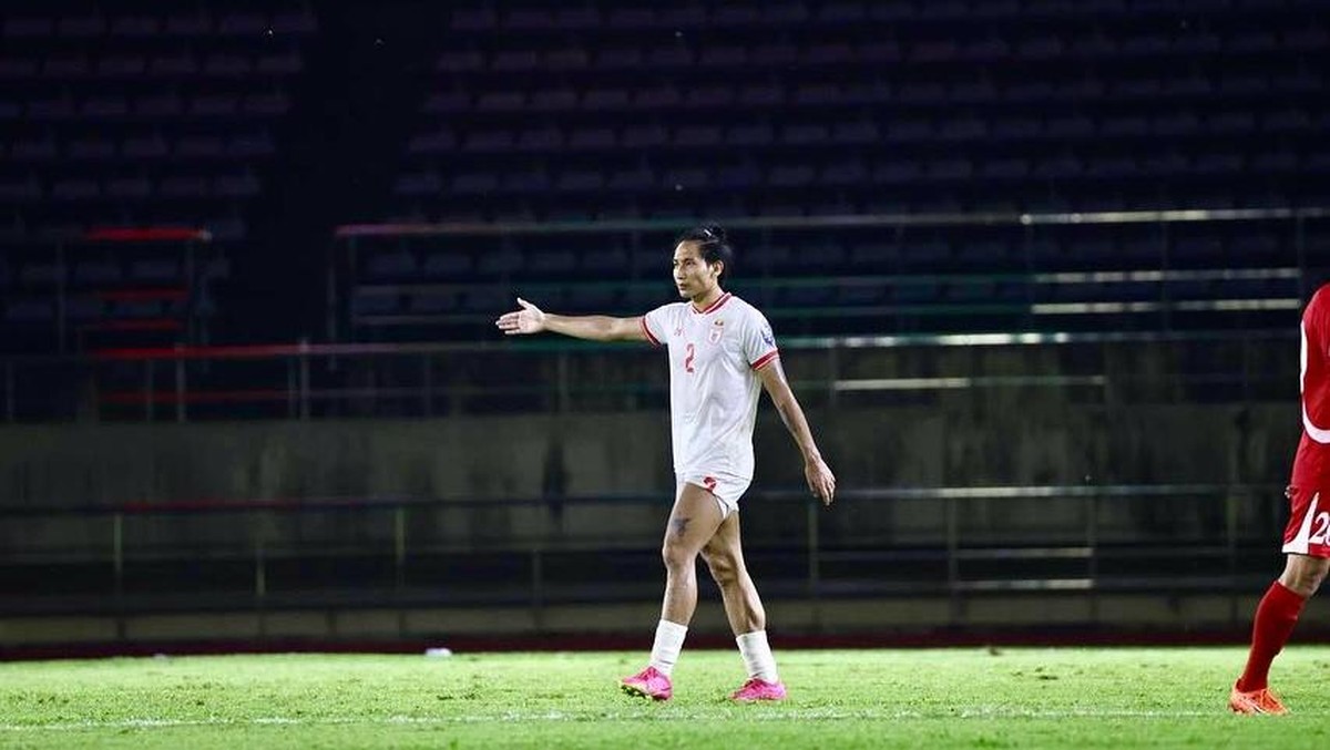 Bek Myanmar, Hein Phyo Win, sengaja menendang bola ke kepala Marselino Ferdinan. (Foto: Instagram @heinphyowin17)