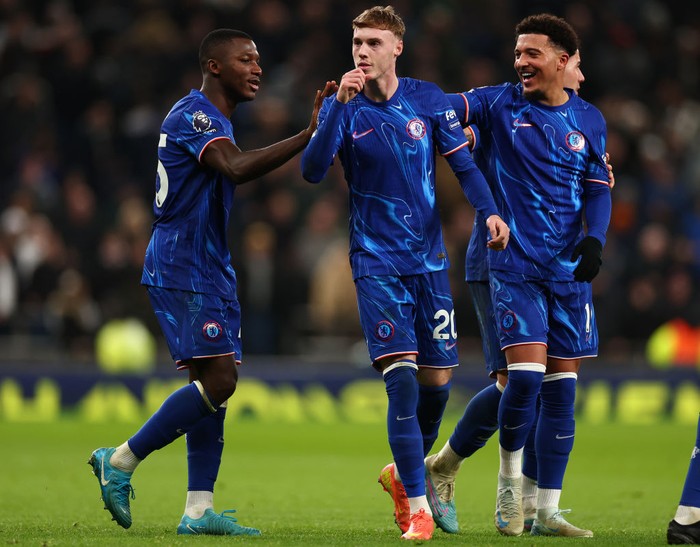  Cole Palmer of Chelsea celebrates with Moises Caicedo and Jadon Sancho after he scored his second goal for 2-4
 during the Premier League match between Tottenham Hotspur FC and Chelsea FC at Tottenham Hotspur Stadium on December 8, 2024 in London, England. (Photo by Shaun Brooks - CameraSport via Getty Images)