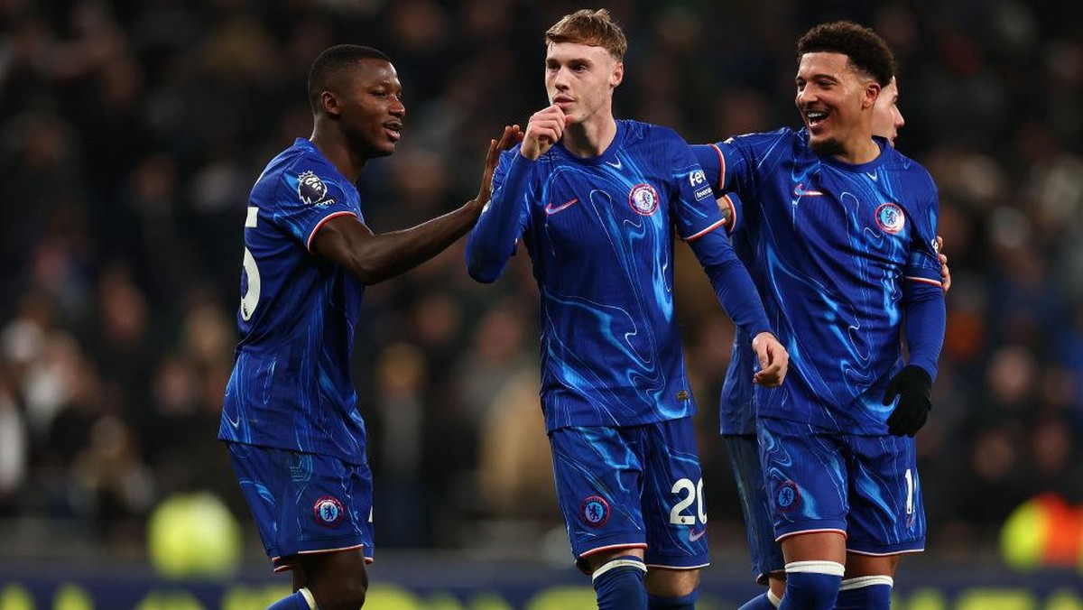 Jadon Sancho ikut merayakan gol Cole Palmer bagi Chelsea. Foto: CameraSport via Getty Images/Shaun Brooks - CameraSport
