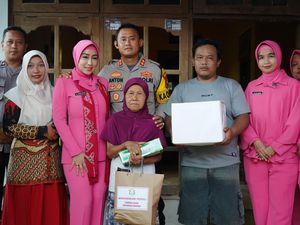 Bhayangkari Ponorogo Serahkan Paket Bantuan Warga Tak Mampu-ODGJ Bhayangkari Ponorogo Serahkan Paket Bantuan Warga Tak Mampu-ODGJ