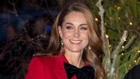 7 Pesona Kate Middleton dalam Mantel Merah di Misa Jelang Natal
