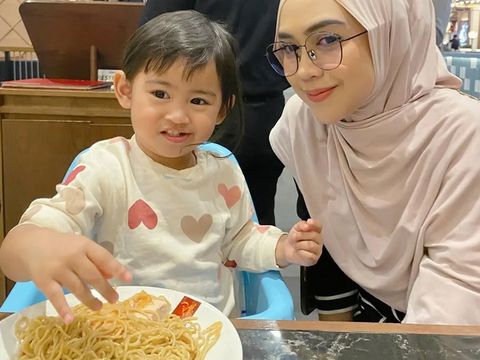 Kompak! Ria Ricis Ajak Moana Makan Steak hingga Mie