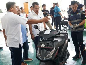 Kemenhub Uji Kelaikan Konversi Motor Bensin Jadi Listrik