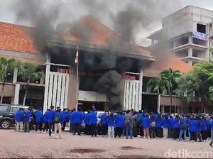 Pembangunan Mangkrak, Mahasiswa UNP Kediri Bakar-bakar di Kampus