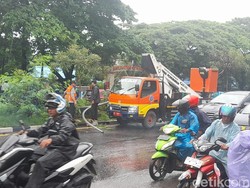 Tiang Lampu Jalan di Urip Sumoharjo Makassar Patah-Listrik Padam