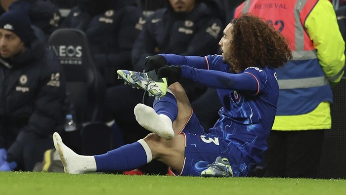 Chelseas Marc Cucurella changes his shoes during the English Premier League soccer match between Tottenham Chelsea, at the Hotspur stadium in London, Sunday, Dec.8, 2024. (AP Photo/Ian Walton)
