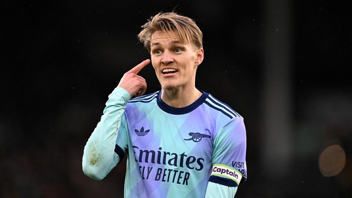 LONDON, ENGLAND - DECEMBER 08: Martin Odegaard of Arsenal reacts during the Premier League match between Fulham FC and Arsenal FC at Craven Cottage on December 08, 2024 in London, England. (Photo by David Price/Arsenal FC via Getty Images)