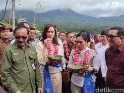 Momen Menteri Pariwisata dan Wakilnya Menikmati Laklak di Jatiluwih