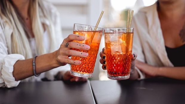 Minum Pakai Sedotan Kaca Berbahaya, Ini Sebabnya