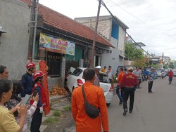 Mobil Seruduk Rumah Warga Dukuh Pakis Surabaya, Pengemudi Tewas